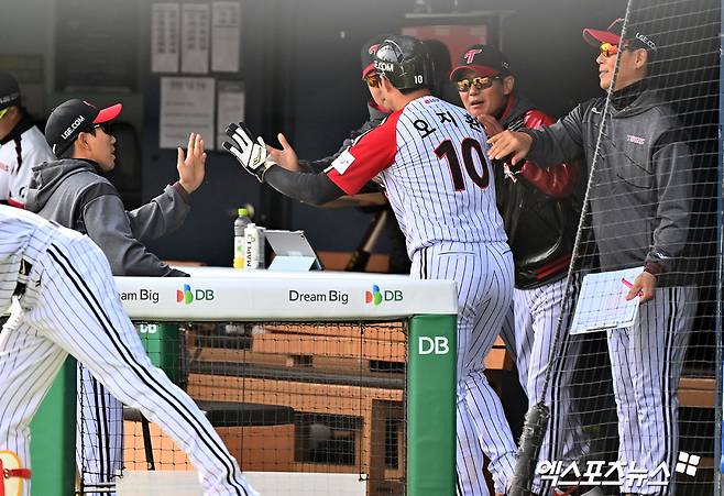 12일 오후 서울 송파구 잠실야구장에서 열린 '2026 신한 SOL Bank KBO리그' SSG 랜더스와 LG 트윈스의 경기, 5회말 1사 만루 LG 오지환이 박동원의 내야땅볼때 득점에 성공하고 있다. 잠실, 김한준 기자