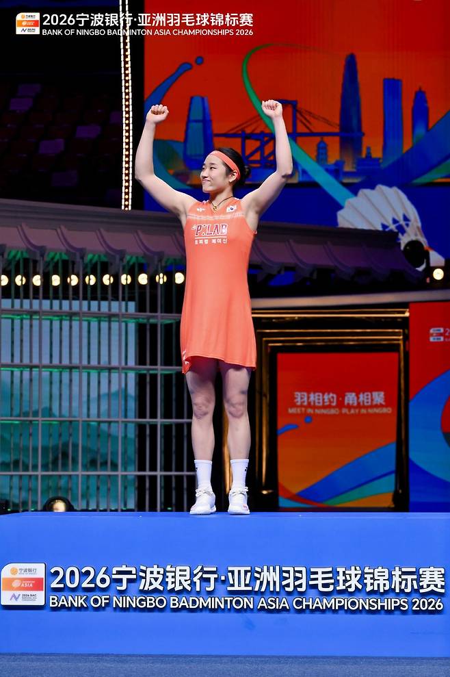 안세영(삼성생명·세계 1위)은 12일(한국시간) 중국 닝보의 올림픽스포츠센터 체육관에서 열린 2026 아시아배드민턴선수권대회 여자단식 결승전에서 중국의 왕즈이(세계 2위)를 게임스코어 2-1(21-12 17-21 21-18)로 꺾고 우승을 차지했다. 아시아선수권대회 우승으로 안세영은 배드민턴 '그랜드슬램'을 달성했다. 더불어 배드민턴 여자단식 최초로 7번째 커리어 그랜드슬램(올림픽, 세계선수권, 아시안게임, 아시아선수권, 전영 오픈, 월드투어 파이널 우승)을 달성했다. 사진=아시아배드민턴연맹, 대한배드민턴협회 제공