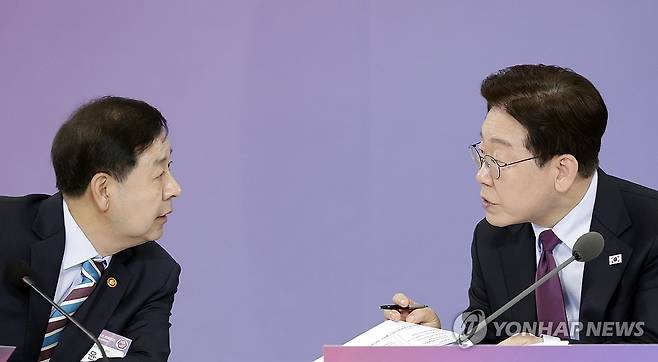 이재명 대통령과 구윤철 부총리 (서울=연합뉴스) 김도훈 기자 = 이재명 대통령이 9일 청와대에서 열린 국민경제자문회의 제1차 전체 회의에서 구윤철 부총리 겸 재정경제부 장관과 대화하고 있다. 2026.4.9 superdoo82@yna.co.kr