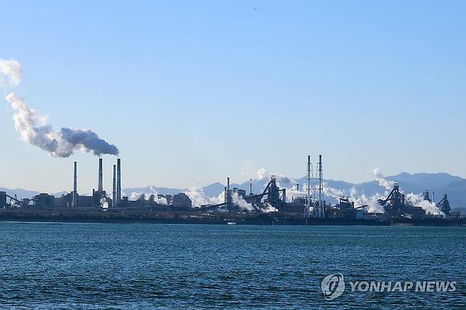 바람 따라 흩날리는 수증기와 연기 (포항=연합뉴스) 손대성 기자 = 추위가 절정을 보인 22일 오전 포항시 포스코 포항제철소에서 나온 수증기와 연기가 바람을 타고 날아가고 있다. 2026.1.22 sds123@yna.co.kr