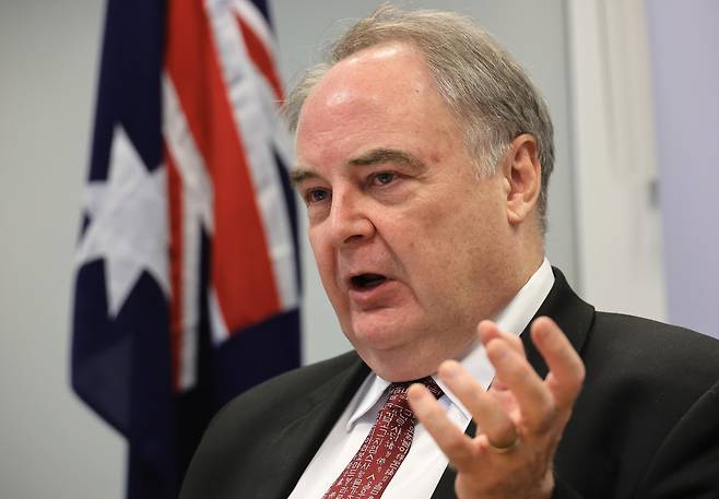 연합뉴스와 인터뷰하는 제프 로빈슨 호주대사 (서울=연합뉴스) 최재구 기자 = 제프 로빈슨 주한호주대사가 9일 서울 광화문 주한호주대사관에서 연합뉴스와 인터뷰하고 있다. 2026.4.12
jjaeck9@yna.co.kr