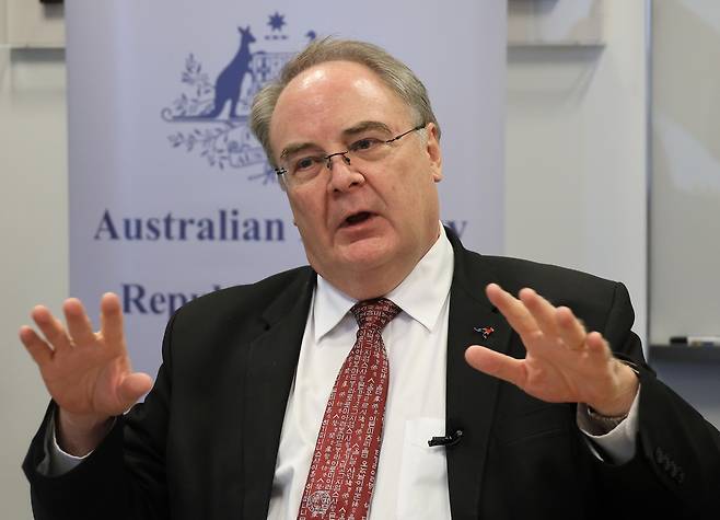 연합뉴스와 인터뷰하는 제프 로빈슨 호주대사 (서울=연합뉴스) 최재구 기자 = 제프 로빈슨 주한호주대사가 9일 서울 광화문 주한호주대사관에서 연합뉴스와 인터뷰하고 있다. 2026.4.12
jjaeck9@yna.co.kr