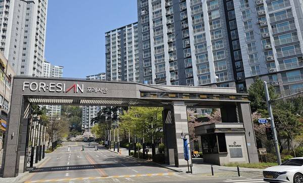 인천시 남동구 만수동 포레시안 아파트에 입주민들이 전실(재난 대피시설)을 불법 구조변경해 사용하고 있다.