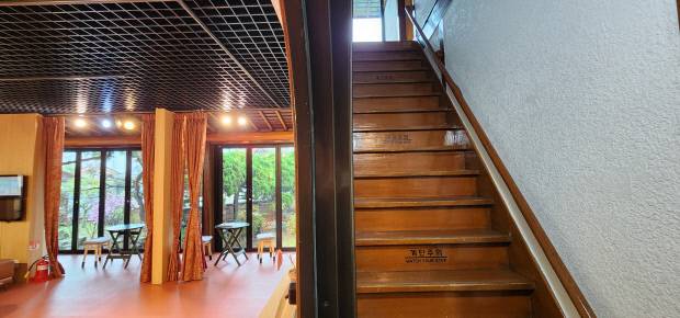 긴담모퉁이집 1층과 2층을 연결하는 계단.