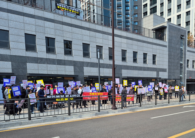 울주군 상북면 '서울산 파크그란데 E-편한세상' 입주민들로 꾸려진 비상대책위원회는 지난 3월 21일 아파트 단지 내 상가 앞에서 항의 집회를 열고 DL건설에 책임을 촉구했다.