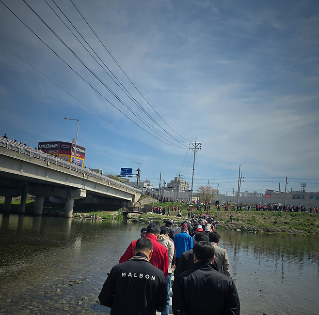 ▲ 12일 의성군 구봉공원 일원에서 열린 제32회 의성군민건강걷기대회 참가자들이 남대천 주변 왕복 코스를 따라 걷고 있다. 김동현 기자 jhass80@kyongbuk.com