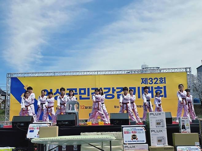 ▲ 제32회 의성군민건강걷기대회가 열린 12일 의성군 구봉공원에서 계명태권도 시범단이 무대를 펼치고 있다. 김동현 기자 jhass80@kyongbuk.com