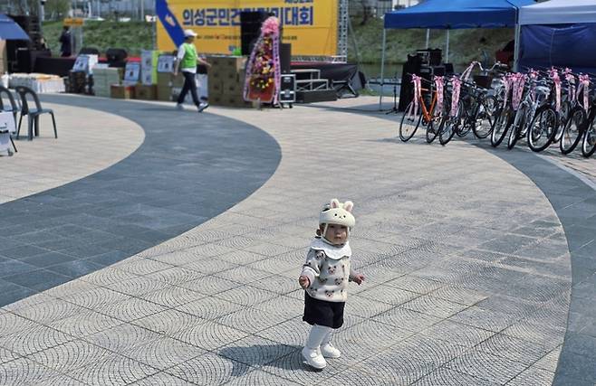 ▲ 제32회 의성군민건강걷기대회가 마무리돼 가던 12일 의성군 구봉공원 문소루 밑 음악분수 광장에서 김다슬(16개월) 양이 천천히 걸음을 옮기고 있다. 김동현 기자 jhass80@kyongbuk.com