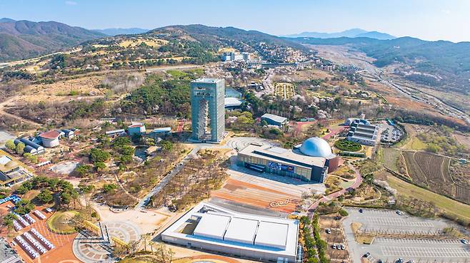 ▲ 경주엑스포대공원이 14일부터 30일까지 '2026 열린여행주간'을 맞아 장애인, 고령자, 영유아 동반 가족 등 관광 취약계층의 여행 편의를 높이고 관광 복지를 실현하기 위한 특별 프로모션을 추진한다. 사진은 경주엑스포대공원 전경