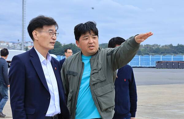 13일 서귀포항을 찾은 문대림 의원.