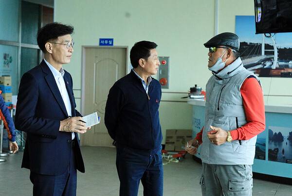 13일 서귀포항을 찾은 문대림 의원.