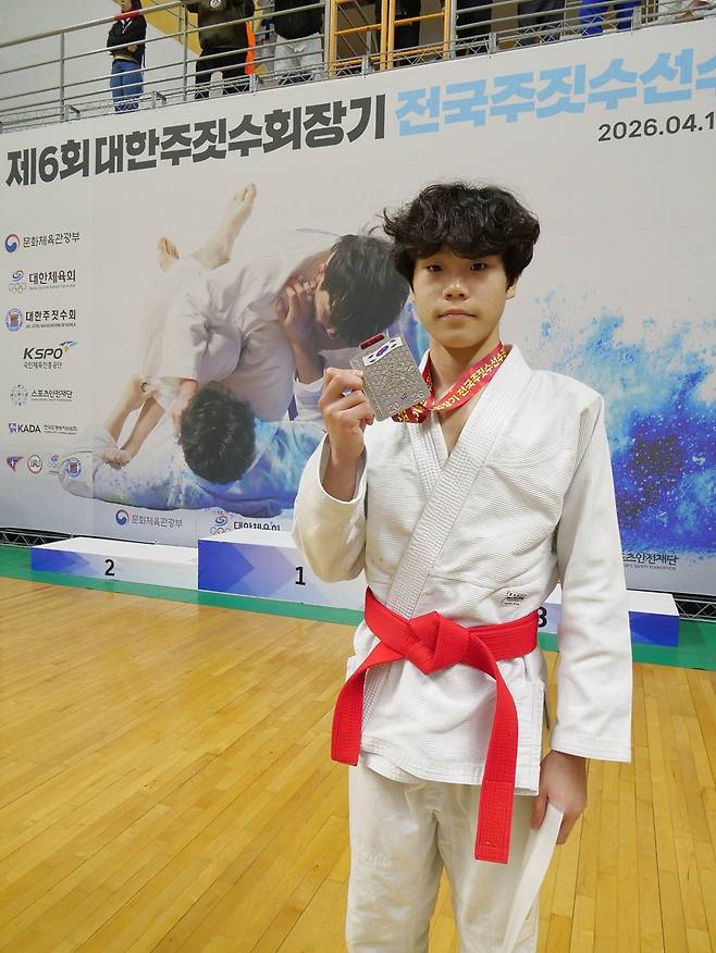 제주지역 팀 HJ 스캠프짐 소속 김드림이 지난 11일 경기도 안산시에서 열린 '제6회 대한주짓수회장기 전국주짓수선수권대회' 남자 18세 이하 52㎏ 이하급에서 2위를 차지했다.