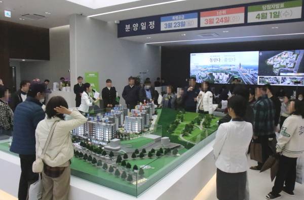 ‘용인 플랫폼시티 라온프라이빗 아르디에’ 견본주택에 몰린 인파./사진=라온건설