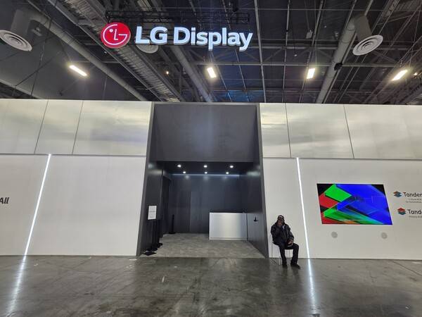 가림막이 쳐진 LG디스플레이 부스 / 이선율 기자