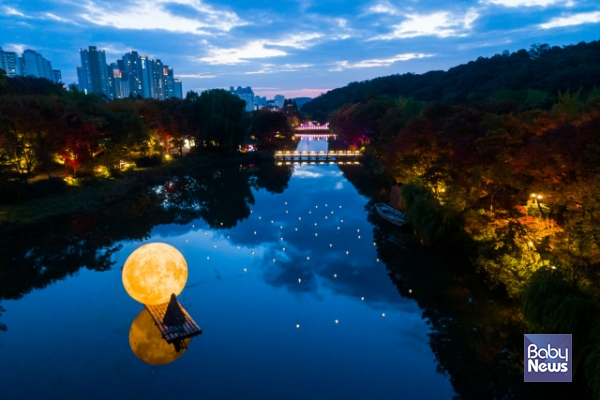 한국민속촌 야간개장 '지곡천'. ⓒ한국민속촌