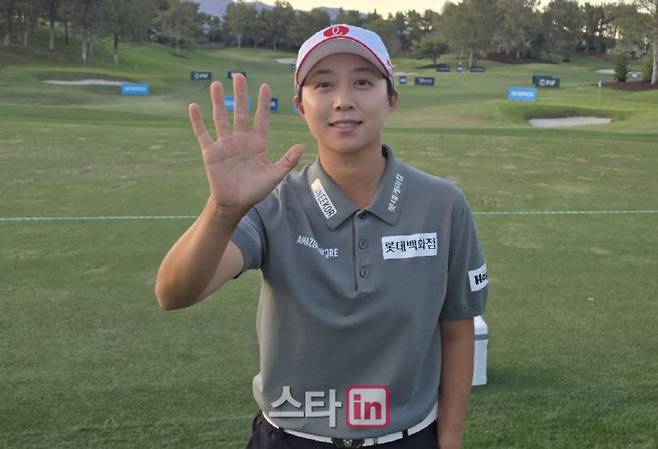 김효주가 굳은살이 가득한 손바닥을 보여주고 있다. (사진=주영로 기자)