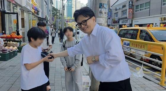 한동훈 전 국민의힘 대표가 8일 부산 북구 만덕동(부산 북구갑)에서 학생들을 만나 인사하고 있다. 〈사진=한동훈 인스타그램〉