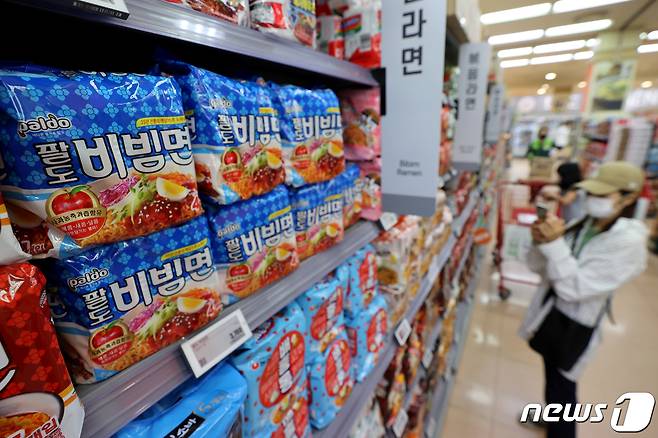 서울의 한 대형마트 매대에 팔도비빔면 라면이 진열돼 있다. 022.10.2 ⓒ 뉴스1 이광호 기자