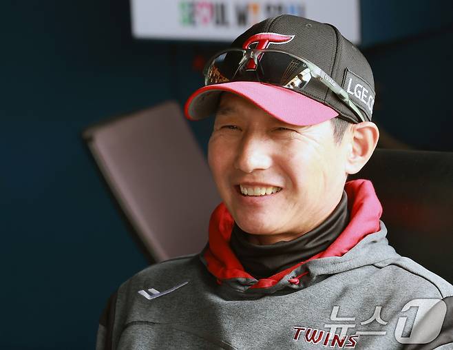 LG 염경엽 감독이 29일 서울 송파구 잠실야구장에서 열리는 '2026 신한 SOL KBO리그' KT 위즈의 경기를 앞두고 취재진과 인터뷰를 하고 있다. ⓒ 뉴스1 이호윤 기자