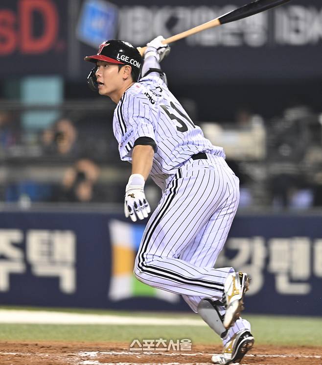 LG 홍창기가 1일 서울 잠실구장에서 열린 2026 KBO리그 KIA전 6회말 1사1루 2루타를 치고 있다. 잠실 | 최승섭기자 thunder@sportsseoul.com