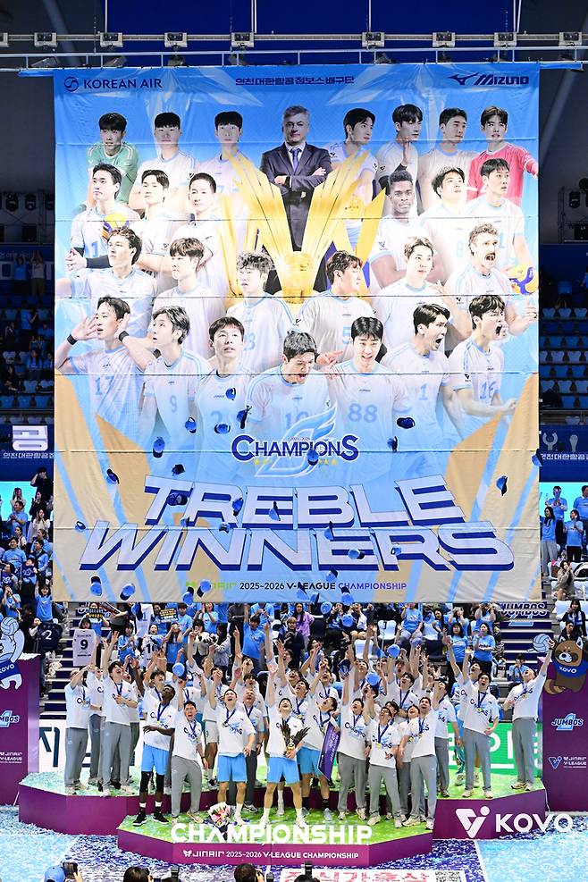 대한항공 선수단이 챔피언 결정전에서 우승한 뒤 트로피를 들어 올리며 환호하고 있다. 사진 | 한국배구연맹