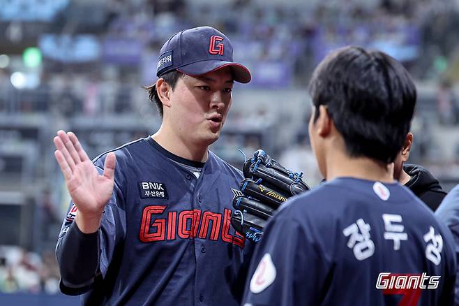 롯데 김원중이 12일 서울 고척스카이돔에서 열린 2026 KBO리그 정규시즌 키움전에 등판해 이닝을 마친 후 더그아웃으로 들어가고 있다. 사진 | 롯데 자이언츠