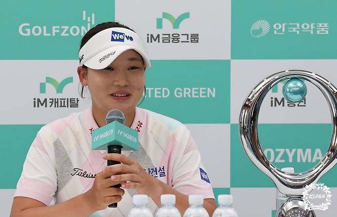 김민솔이 12일 열린 KLPGA 투어 iM금융오픈 2026 최종 4라운드에서 우승을 차지한 후 인터뷰를 하고 있다. 사진 | KLPGA