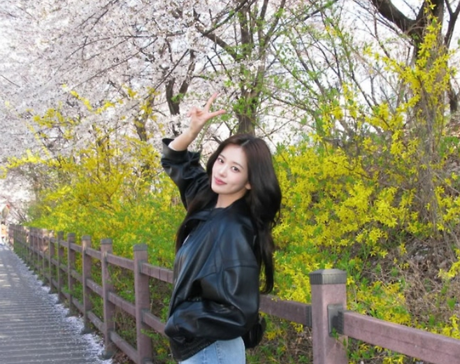 그룹 아이브(IVE)의 리더 안유진이 모친이 찍어준 ‘여친 짤’을 소셜 미디어에 올렸다. 사진 | 안유진 SNS