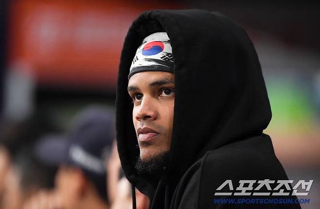 12일 서울 고척스카이돔에서 열린 롯데-키움전. 롯데 로드리게스가 더그아웃에서 경기를 지켜보고 있다. 고척=정재근 기자 cjg@sportschosun.com/2026.4.12/