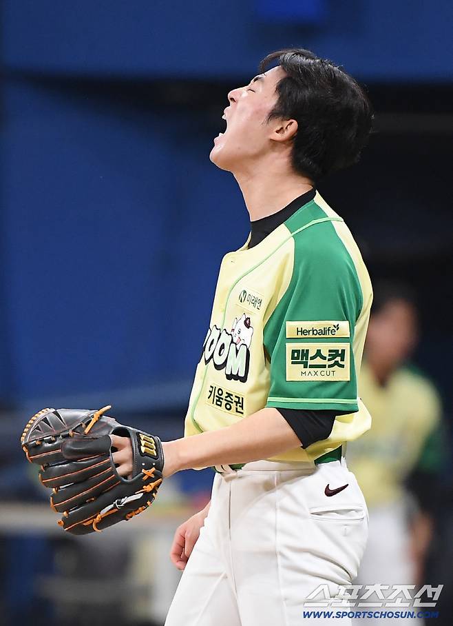 12일 서울 고척스카이돔에서 열린 롯데-키움전. 2회부터 마운드에 오른 배동현이 7회까지 무실점으로 호투했다. 7회초 2사 손호영을 삼진으로 돌려세운 배동현이 환호하고 있다. 고척=정재근 기자 cjg@sportschosun.com