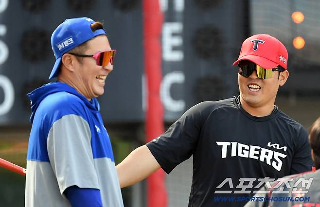 입고 있는 유니폼은 달랐지만 선배 최형우의 따뜻한 마음은 팀을 가리지 않았다.