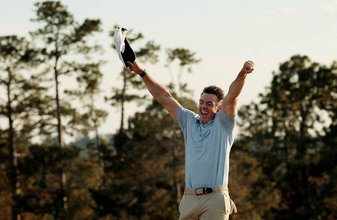 Golf - The Masters - Augusta National Golf Club, Augusta, Georgia, U.S. - April 12, 2026 Northern Ireland's Rory McIlroy celebrates on the green on the 18th hole after winning The Masters REUTERS/Brian Snyder TPX IMAGES OF THE DAY
<저작권자(c) 연합뉴스, 무단 전재-재배포, AI 학습 및 활용 금지>