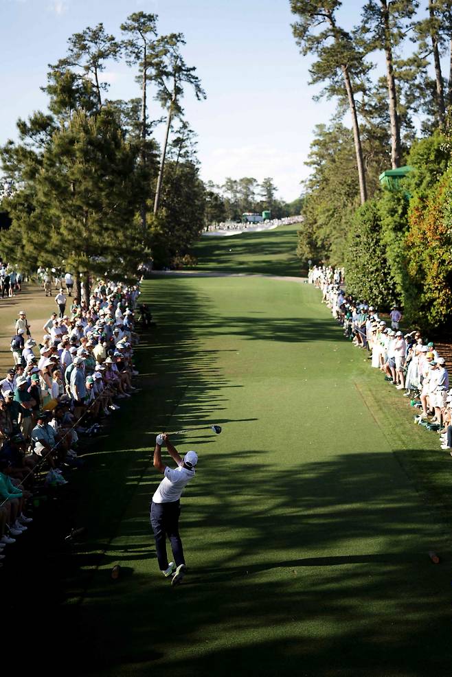 AUGUSTA, GEORGIA - APRIL 12: Scottie Scheffler of the United States plays his shot from the 18th tee during the final round of the 2026 Masters Tournament at Augusta National Golf Club on April 12, 2026 in Augusta, Georgia. Jared C. Tilton/Getty Images/AFP (Photo by Jared C. Tilton / GETTY IMAGES NORTH AMERICA / Getty Images via AFP)
<저작권자(c) 연합뉴스, 무단 전재-재배포, AI 학습 및 활용 금지>