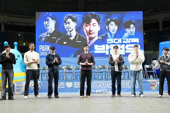 11일 서울 장충체육관에서 진행한 팬미팅에서 팬들에게 인사하는 박철우 감독. 사진제공=우리카드 우리WON 배구단