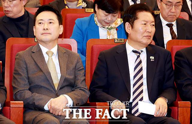 더불어민주당이 다음 주까지 모든 공천 작업을 모두 마치기로 한 것과 달리, 광역단체장 후보를 절반도 확정하지 못한 국민의힘은 내홍으로 남은 공천도 얼마나 더 걸릴지 예단이 어려운 상황이다. 사진은 정청래 민주당 대표(오른쪽)과 장동혁 국민의힘 대표. /남용희 기자