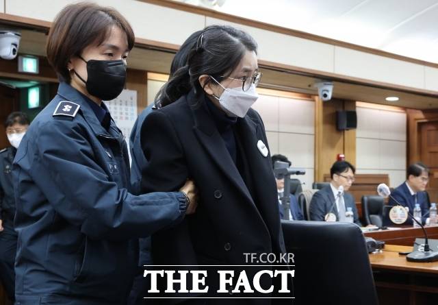 도이치모터스 주가조작과 명태균 공천개입, 통일교 청탁·뇌물 수수 의혹 혐의 등으로 구속기소 된 김건희 씨가 3일 서울 서초구 서울중앙지방법원에서 열린 자본시장법 위반 혐의 결심 공판에 출석하고 있다. /사진공동취재단