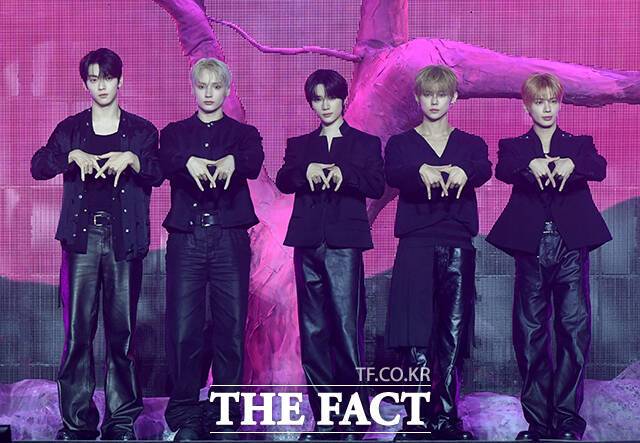 그룹 투모로우바이투게더가 소속사 빅히트뮤직과 재계약 후 첫 앨범 '7TH YEAR: 가시덤불에 잠시 바람이 멈췄을 때'를 발매한다. /박상민 기자