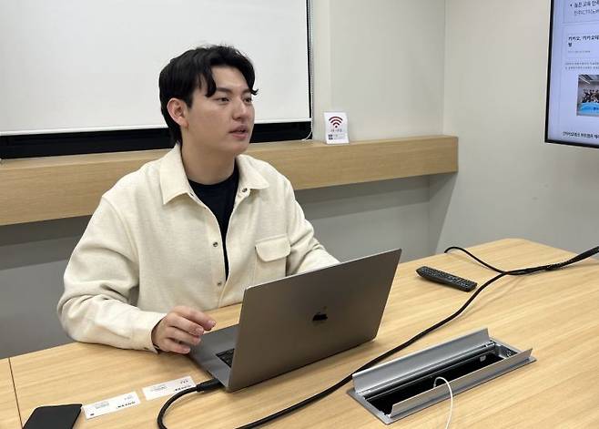 코딩 교육 업체 스타트업코드의 연시완(36·남) 대표가 지난 3일 서울 동대문구에 위치한 사무실에서 인터뷰를 하고 있다. 이은서 기자