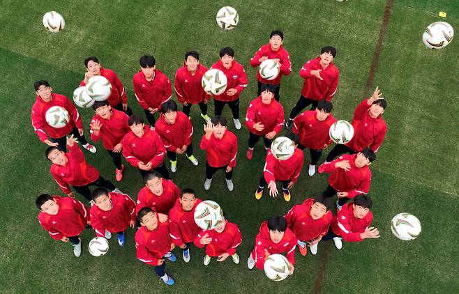 6일 오후 경북 김천시 대한법률구조공단 법문화교육센터 내 축구장에서 김천 상무 산하 U-18팀 경북미용예술고등학교 선수들이 본지와 인터뷰에 앞서 포즈를 취하고 있다. /신현종 기자