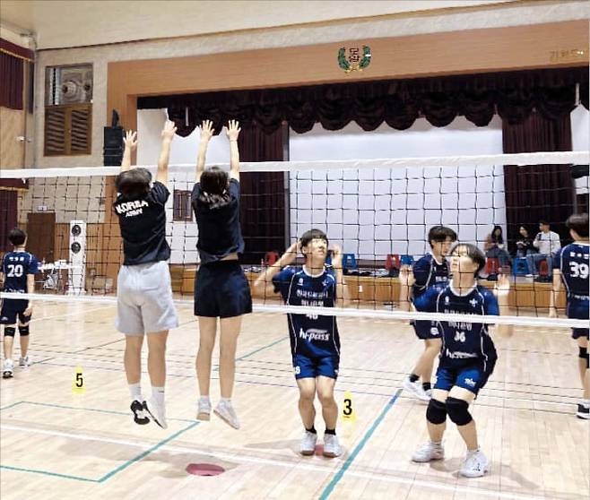 유소년 배구교실도 운영 김천 모암초 학생들이 한국도로공사 배구단이 진행하는 배구 교실에서 블로킹 연습을 하고 있다. /한국도로공사