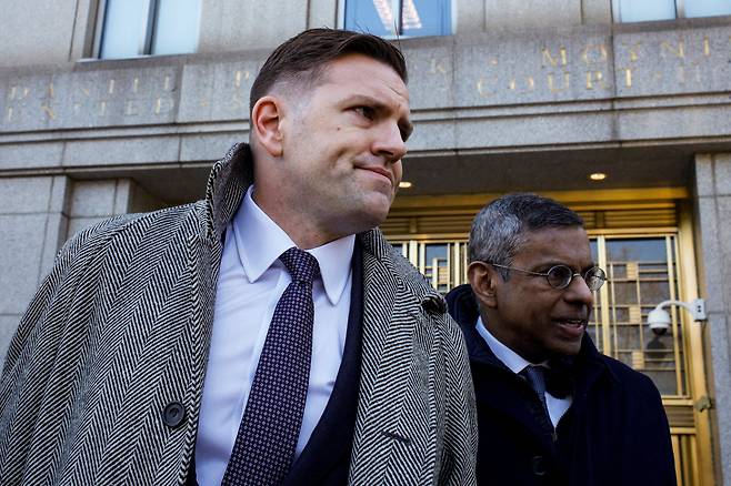 허위 담보를 제공하고 사모 대출을 받았다가 파산한 자동차 부품 회사 '퍼스트브랜즈'의 패트릭 제임스 창업자가 지난 2월 뉴욕 연방법원을 나서는 모습. /로이터 연합뉴스