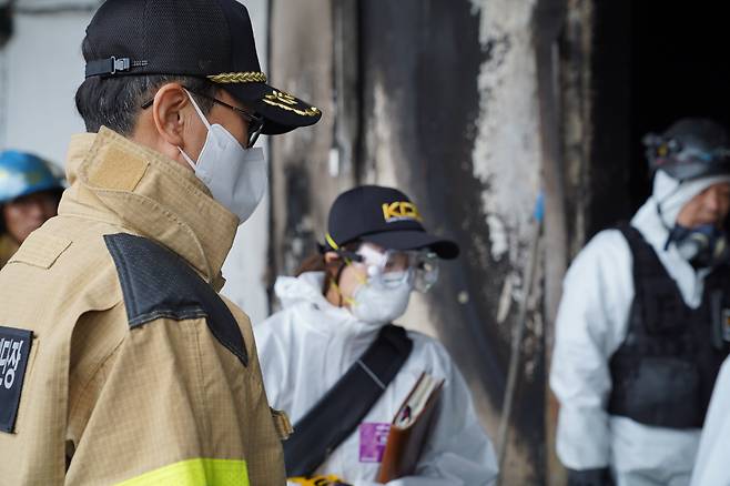 지난 12일 오후 전남소방본부가 완도 냉동창고 화재 현장을 수습하고 있다. 앞서 이날 오전 8시 25분쯤 전남 완도군 군외면 원동리의 한 냉동창고에서 불이 나 소방대원 2명이 숨졌다. /전남소방본부