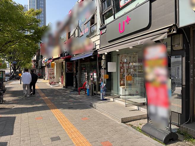 유심(USIM) 무료 교체 서비스가 시작된 13일 오전 서울 성동구의 한 LG유플러스 매장 앞./윤예원 기자