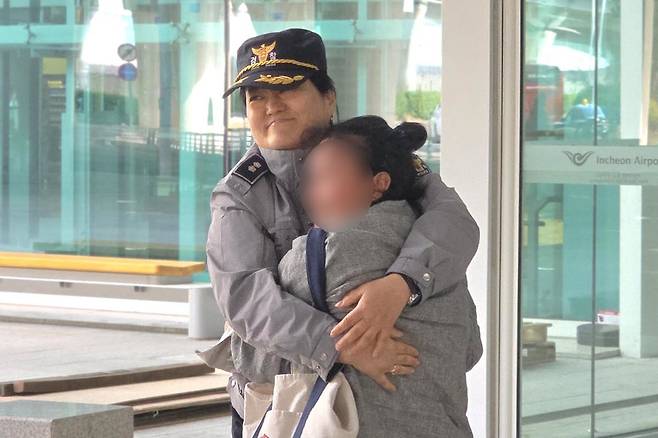 캄보디아 국적의 40대 여성이 7일 인천국제공항에서 출국에 앞서 자신을 도와준 경남경찰청 범죄예방대응과 외사특화팀 송주은 경감과 포옹하고 있다. 이 여성은 약 1년 6개월 간 노숙 생활을 이어오다 경찰과 시민단체 등의 도움으로 고국에 돌아갔다. 경남경찰청 제공