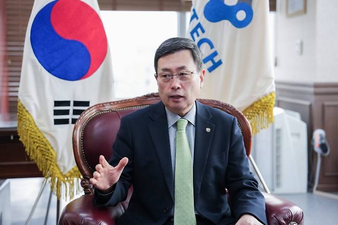 이상목 한국생산기술연구원장이 4일 서울 강남구 한국생산기술연구원 국가청정생산지원센터에서 알루미늄 판재 공급망 국내 구축의 시급성을 강조하고 있다. 생기원 제공