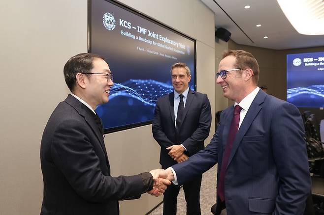 이명구 관세청장(맨 왼쪽)이 지난 6일 인공지능(AI) 협력을 위해 관세청을 찾은 IMF 대표단과 인사를 나누고 있다. 관세청 제공