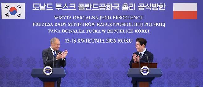 이재명 대통령과 도날드 투스크 폴란드 총리가 13일 청와대에서 열린 공동언론발표에서 박수를 치고 있다. 청와대통신사진기자단