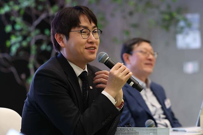 하정우 청와대 에이아이(AI)미래기획수석이 10일 서울 강남구 역삼동 지에스(GS)타워에서 열린 에이아이(AI)혁신위원회 3차회의에서 발언하고 있다. 연합뉴스