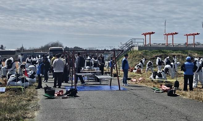 경찰청 과학수사관들이 13일 전남 무안국제공항에서 무안항공 참사 지역인 둔덕 주변 유해, 유류품 재수색을 하고 있다.