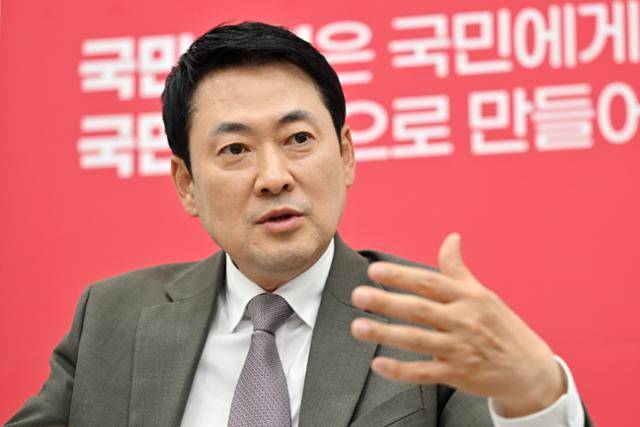 장동혁 국민의힘 대표가 10일 서울 여의도 국회 당대표실에서 한국일보와 인터뷰하고 있다. 민경석 기자
